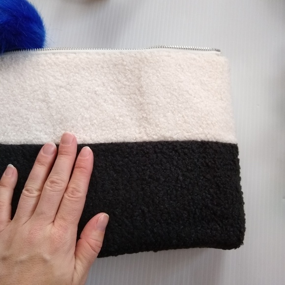 OLD NAVY two-tone sherpa pom-pom zipper pouch clutch - Picture 4 of 8
